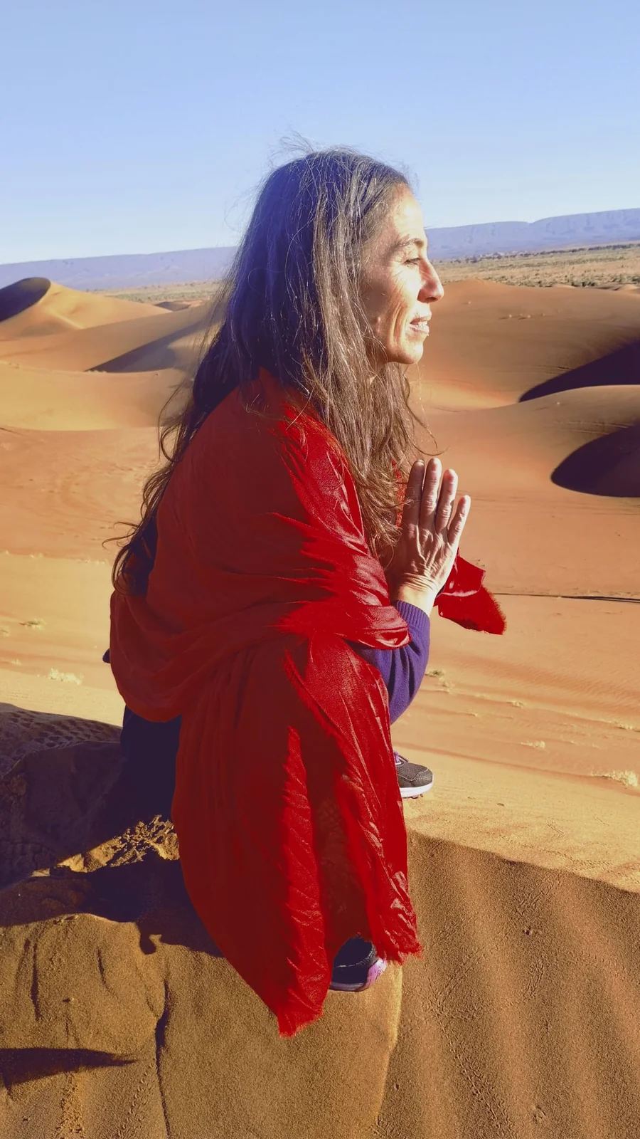 Chiara Scarfò in namaste sulle dune
