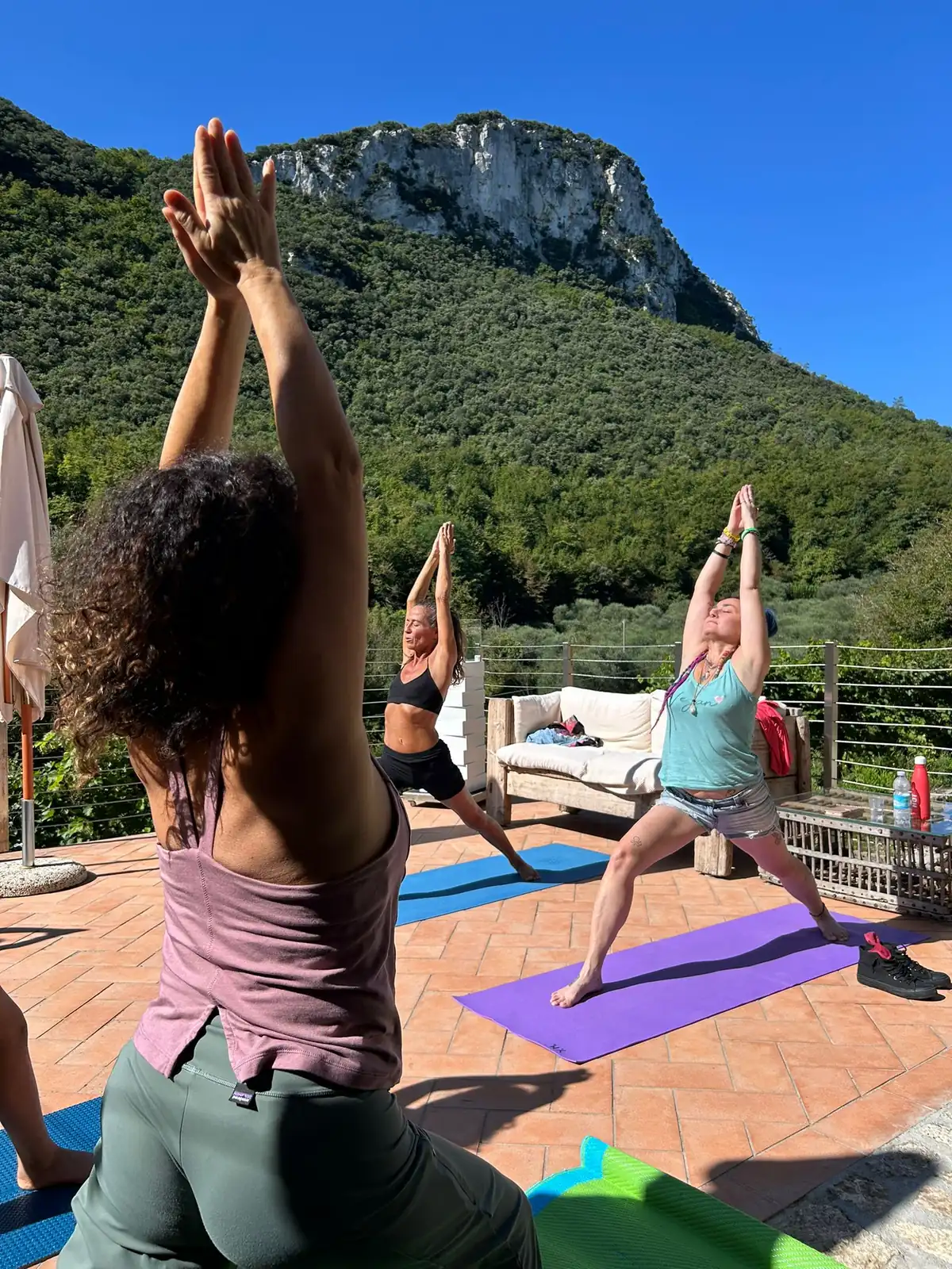 Lezione di yoga di gruppo durante un ritiro