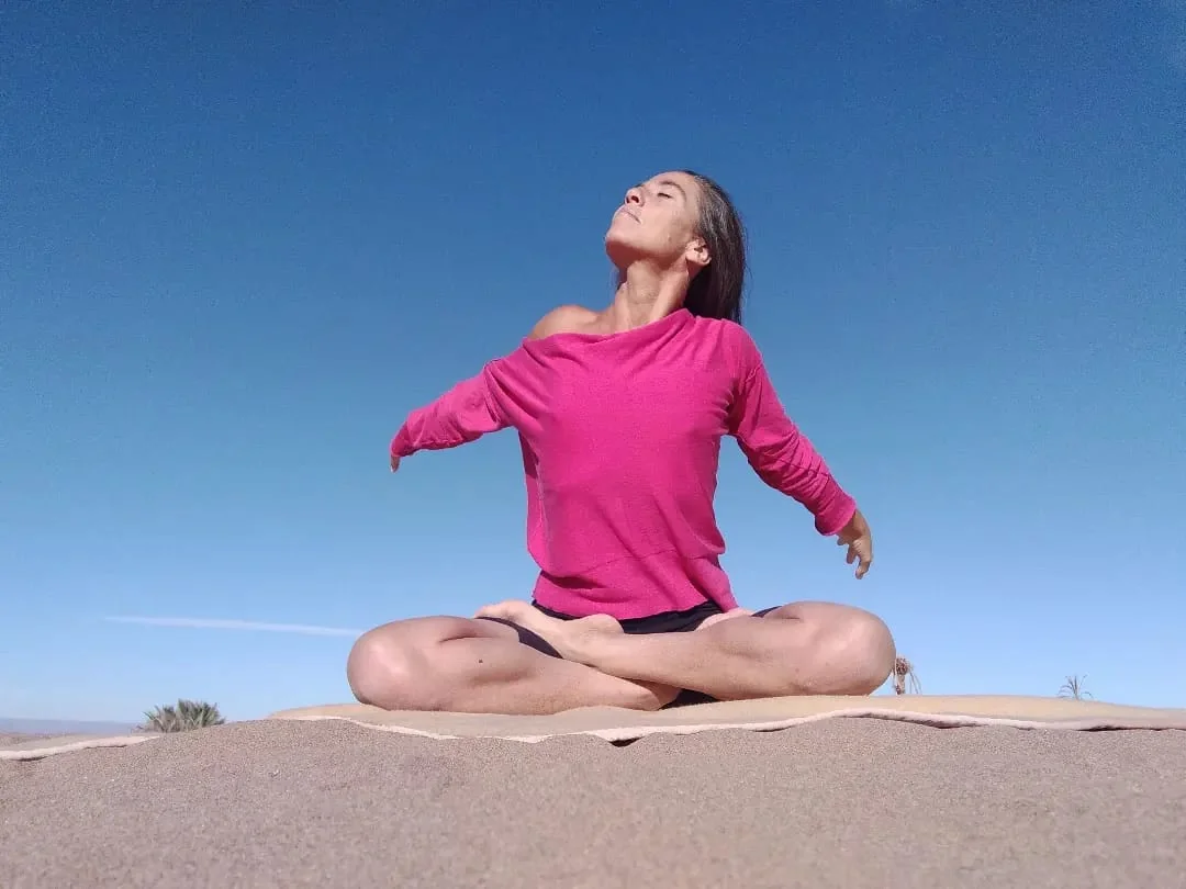 Chiara Scarfò in meditazione all’aperto