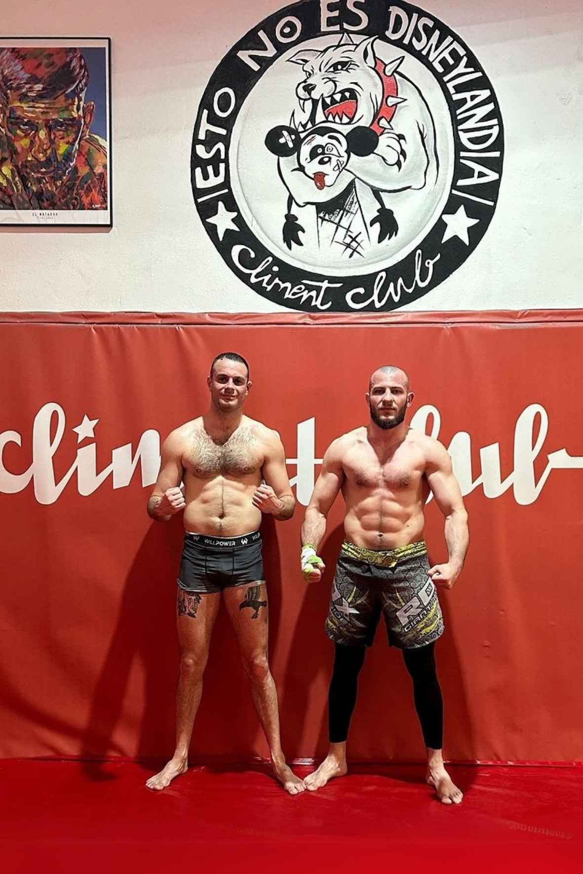 Marco Doda e Matteo Gazzo a torso nudo, in piedi sul tatami del Climent Club di Alicante, davanti alla parete imbottita rossa con la scritta climent club