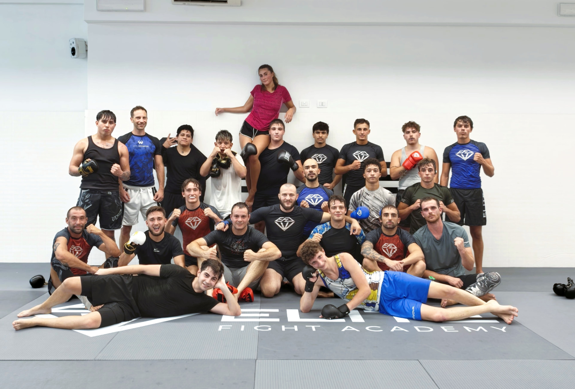 La squadra di Elite Fight Academy insieme sul tatami