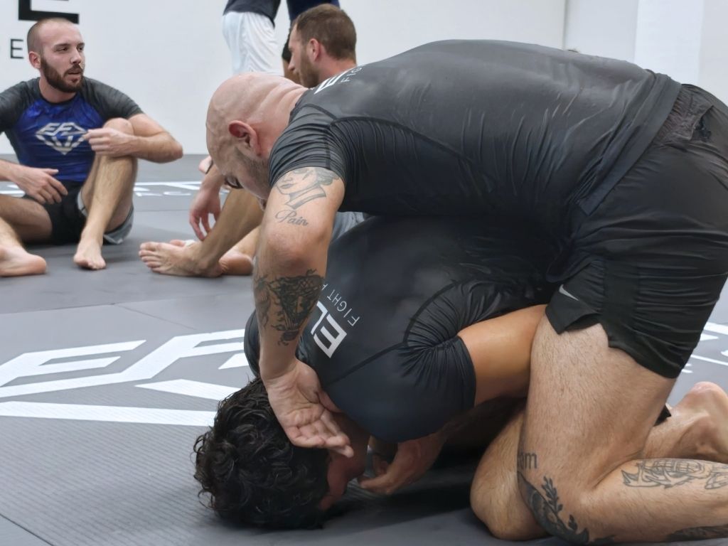 Atleti praticano grappling sul tatami